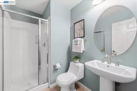 Bath - 5625 Applegate Way, Dublin, CA 94568 photo 4 of 5