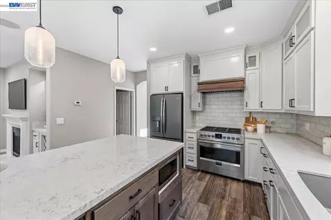Kitchen - 5625 Applegate Way, Dublin, CA 94568 photo 5 of 6