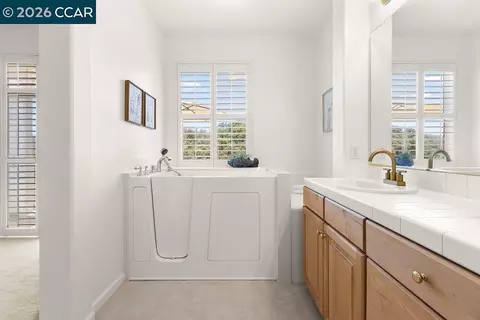 Bath - 3024 Grey Eagle Dr, Walnut Creek, CA 94595 photo 3 of 4