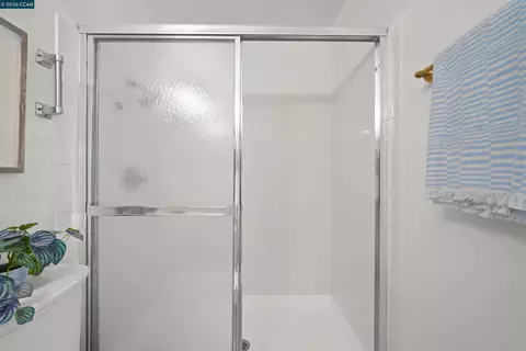 Bath - 4430 Eagle Peak Rd #D, Concord, CA 94521 photo 2 of 4