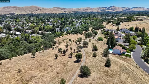 View/Area - 4430 Eagle Peak Rd #D, Concord, CA 94521 photo 3 of 4