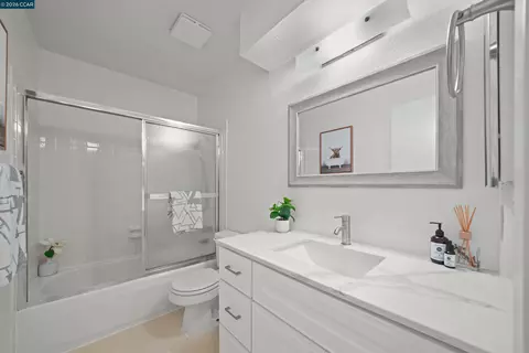 Bath - 4430 Eagle Peak Rd #D, Concord, CA 94521 photo 1 of 4