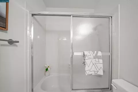 Bath - 4430 Eagle Peak Rd #D, Concord, CA 94521 photo 3 of 4