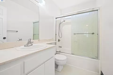 Bath - 7552 Silvertree Ln #25, Dublin, CA 94568 photo 4 of 4