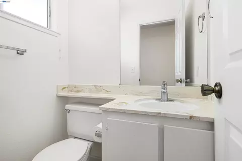 Bath - 7552 Silvertree Ln #25, Dublin, CA 94568 photo 1 of 4