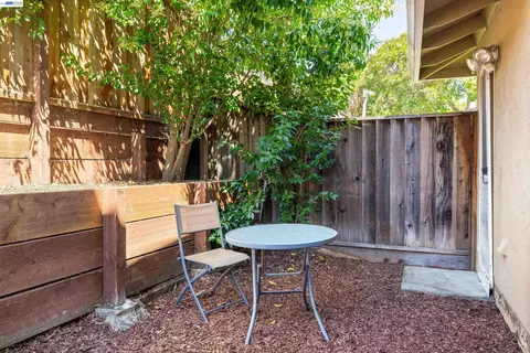 Exterior - 7552 Silvertree Ln #25, Dublin, CA 94568 photo 5 of 7