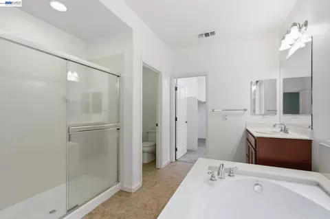 Bath - 1121 Andreas Ln, Tracy, CA 95376 photo 1 of 4