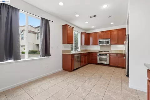 Kitchen - 1121 Andreas Ln, Tracy, CA 95376 photo 2 of 4