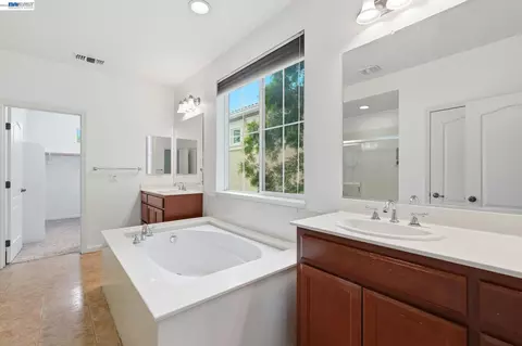 Bath - 1121 Andreas Ln, Tracy, CA 95376 photo 2 of 4