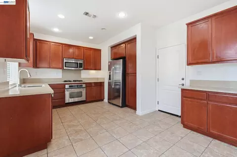 Kitchen - 1121 Andreas Ln, Tracy, CA 95376 photo 3 of 4