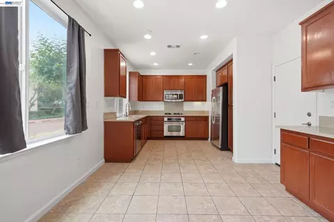 Kitchen - 1121 Andreas Ln, Tracy, CA 95376 photo 4 of 4