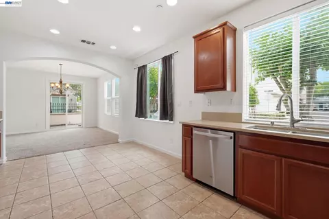 Entry Way - 1121 Andreas Ln, Tracy, CA 95376 photo 2 of 4