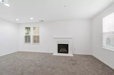 Living - 1121 Andreas Ln, Tracy, CA 95376 photo 2 of 3