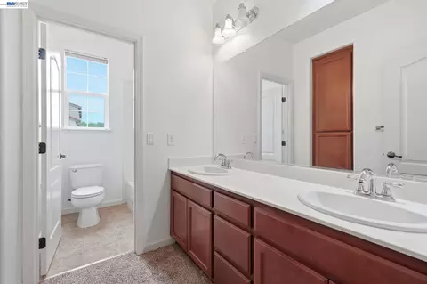 Bath - 1121 Andreas Ln, Tracy, CA 95376 photo 3 of 4