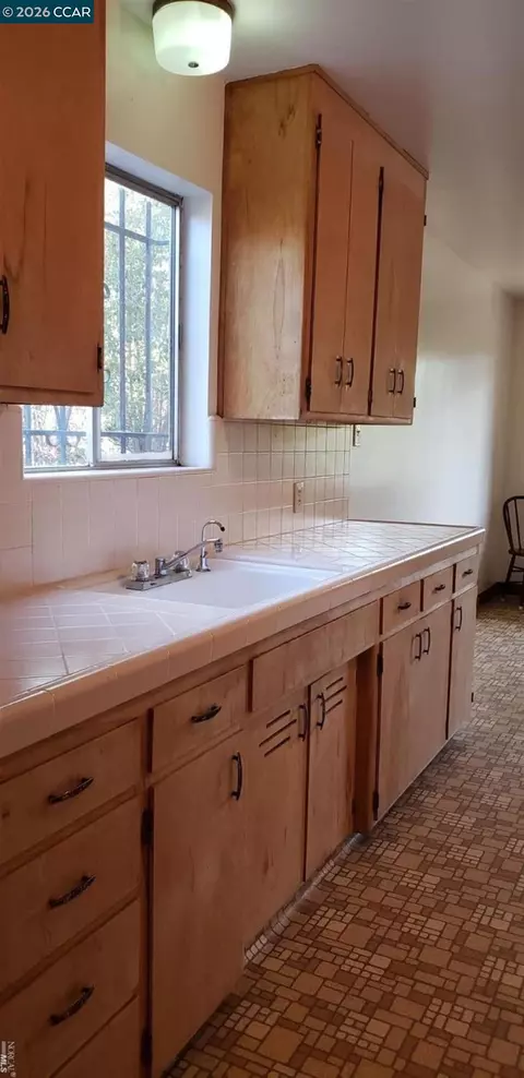 Kitchen - 620 Kentucky St, Vallejo, CA 94590 photo 7 of 10