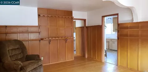 Living - 620 Kentucky St, Vallejo, CA 94590 photo 4 of 4