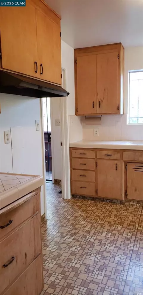 Kitchen - 620 Kentucky St, Vallejo, CA 94590 photo 9 of 10