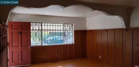 Living - 620 Kentucky St, Vallejo, CA 94590 photo 3 of 4