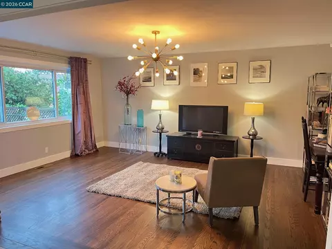 Living - 620 Kentucky St, Vallejo, CA 94590 photo 2 of 2