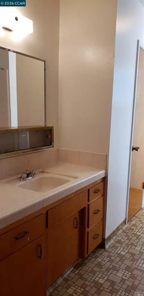 Bath - 620 Kentucky St, Vallejo, CA 94590 photo 3 of 4