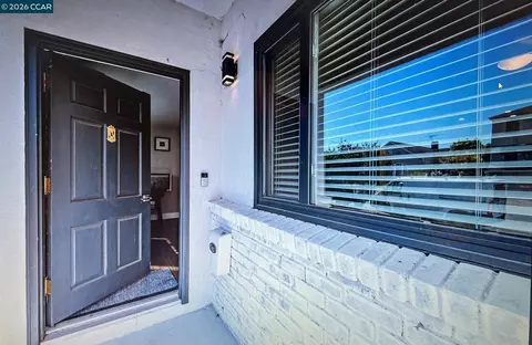 Entry Way - 620 Kentucky St, Vallejo, CA 94590 photo 1 of 3