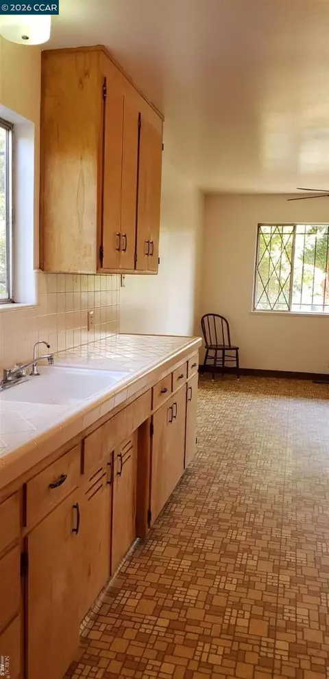 Kitchen - 620 Kentucky St, Vallejo, CA 94590 photo 8 of 10