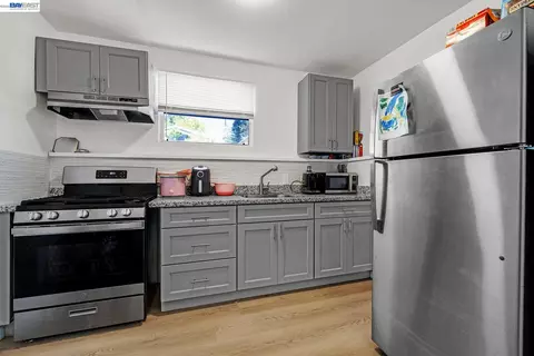 Kitchen - 415 Napa St, Vallejo, CA 94590 photo 12 of 12