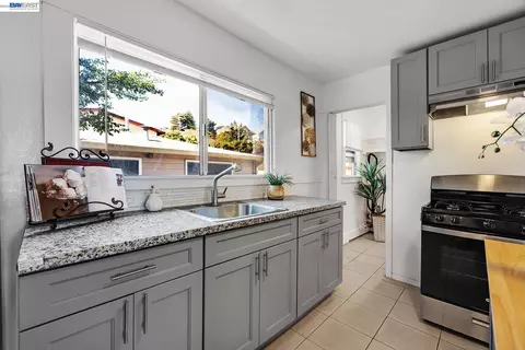 Kitchen - 415 Napa St, Vallejo, CA 94590 photo 8 of 12