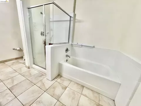 Bath - 423 7th St #313, Oakland, CA 94607 photo 6 of 7