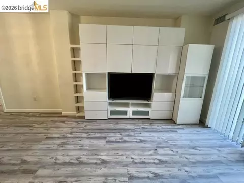 Living - 423 7th St #313, Oakland, CA 94607 photo 3 of 5