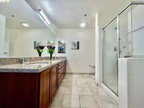 Bath - 423 7th St #313, Oakland, CA 94607 photo 4 of 7