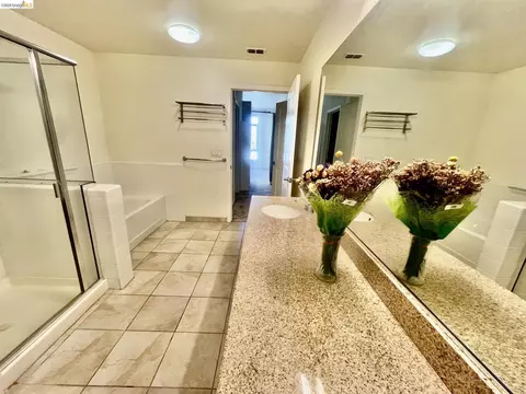 Bath - 423 7th St #313, Oakland, CA 94607 photo 7 of 7