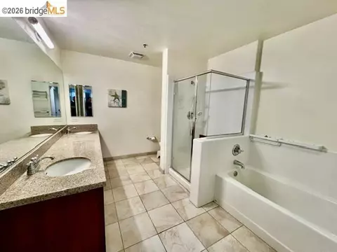 Bath - 423 7th St #313, Oakland, CA 94607 photo 3 of 7