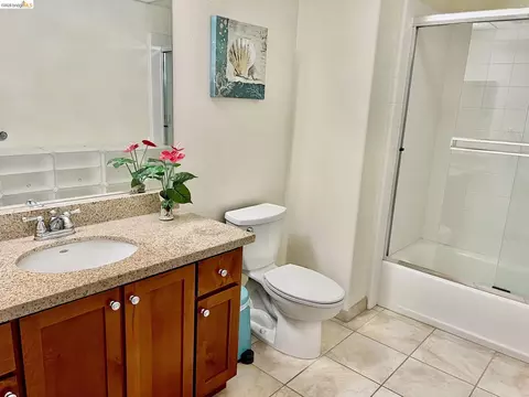 Bath - 423 7th St #313, Oakland, CA 94607 photo 2 of 7