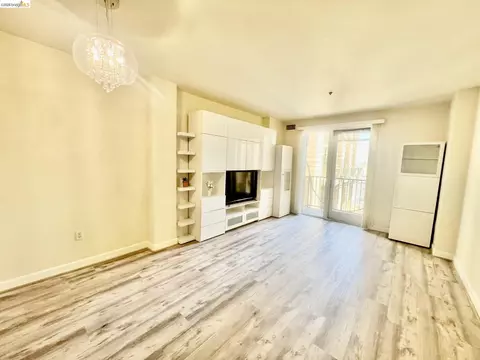 Living - 423 7th St #313, Oakland, CA 94607 photo 1 of 5