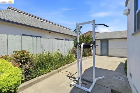 Exterior - 1930 Ohio St, Vallejo, CA 94590 photo 4 of 6