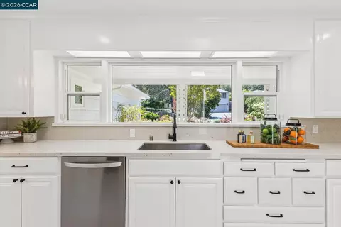 Kitchen - 4 Crest Rd, Lafayette, CA 94549 photo 2 of 3