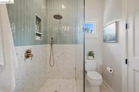 Bath - 1009 Addison St, Berkeley, CA 94710 photo 4 of 8