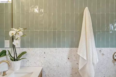 Bath - 1009 Addison St, Berkeley, CA 94710 photo 3 of 8