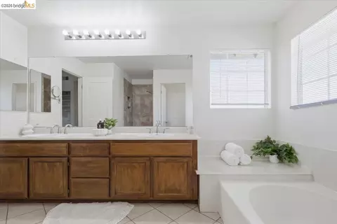 Bath - 1025 Pinehurst Ct, Concord, CA 94521 photo 3 of 4