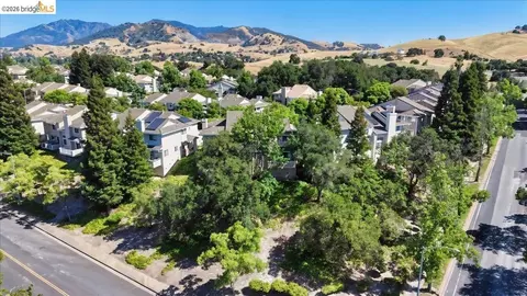 View/Area - 1025 Pinehurst Ct, Concord, CA 94521 photo 5 of 11