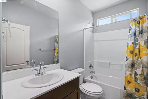Bath - 281 Agata Way, Oakley, CA 94561 photo 2 of 2