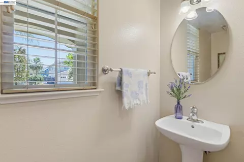 Bath - 2631 Amatchi Ct, Tracy, CA 95304 photo 8 of 9