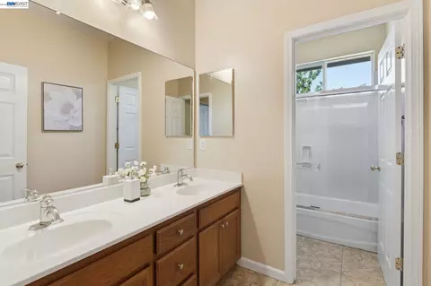 Bath - 2631 Amatchi Ct, Tracy, CA 95304 photo 5 of 9