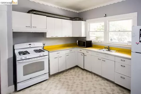 Kitchen - 1643 Oxford St, Berkeley, CA 94709 photo 2 of 3