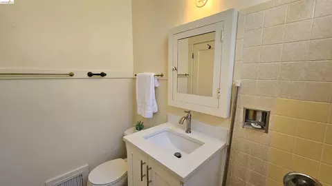 Bath - 1901 Parker St #3, Berkeley, CA 94704 photo 2 of 2