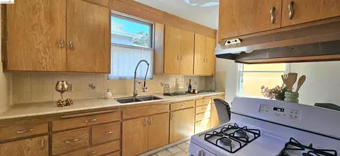 Kitchen - 1901 Parker St #3, Berkeley, CA 94704 photo 1 of 2