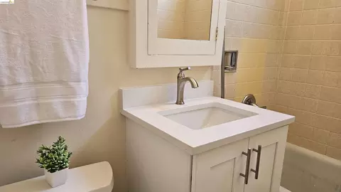 Bath - 1901 Parker St #3, Berkeley, CA 94704 photo 1 of 2