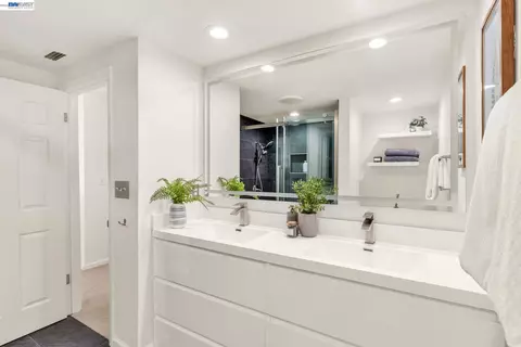 Bath - 690 Glasgow Cir, Danville, CA 94526 photo 2 of 4