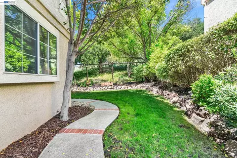 Exterior - 690 Glasgow Cir, Danville, CA 94526 photo 3 of 10